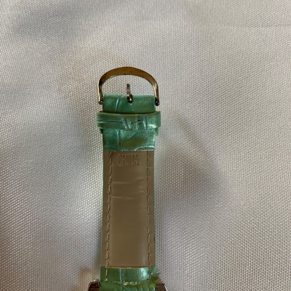 Working Green Pearlescent Watch with Brand New Battery! - Picture 6 of 9